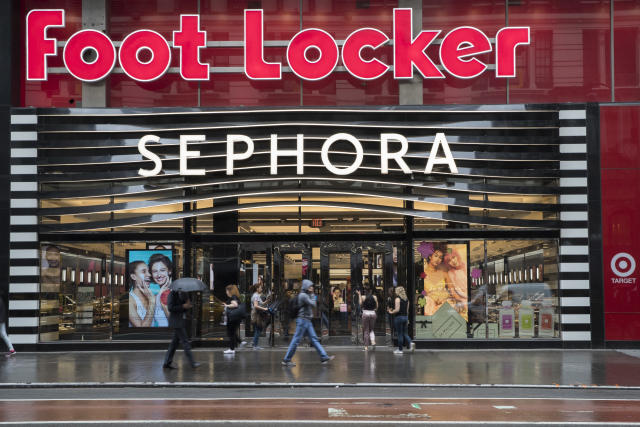 Foot Locker Expects Sales, Profit to Fall in Coming Year - WSJ