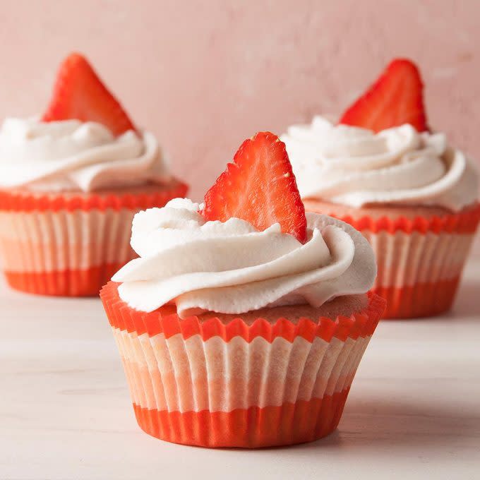 Strawberry Cupcakes With Whipped Cream Frosting Exps Ft19 242523 F 0619 1 11