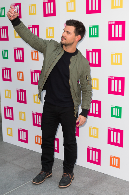 105 Ridiculous Photos of Celebrities Taking Selfies