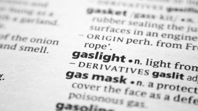 Gaslighting” é a palavra do ano, diz dicionário Merriam-Webster, Palavra  do Ano