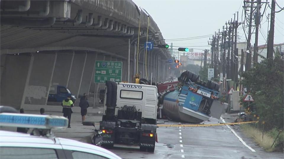 雲林液態氮槽車翻落高架橋　苗栗聯結車翻覆