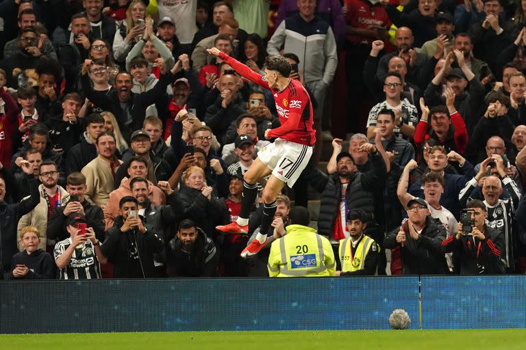 El vuelo de Alejandro Garnacho para festejar el primer gol de Manchester United a Crystal Palace por la Carabao Cup; el argentino celebró a lo Cristiano Ronaldo, su ídolo.