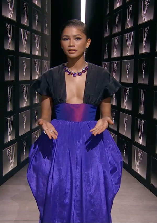 Zendaya deslumbra con el escote más imposible (e incómodo) en el desfile de  Louis Vuitton