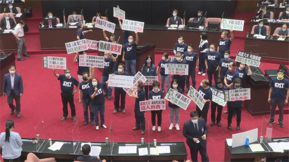 快新聞／游錫堃率立法院為「城中城大火」默哀　國民黨喊立即散會救高雄