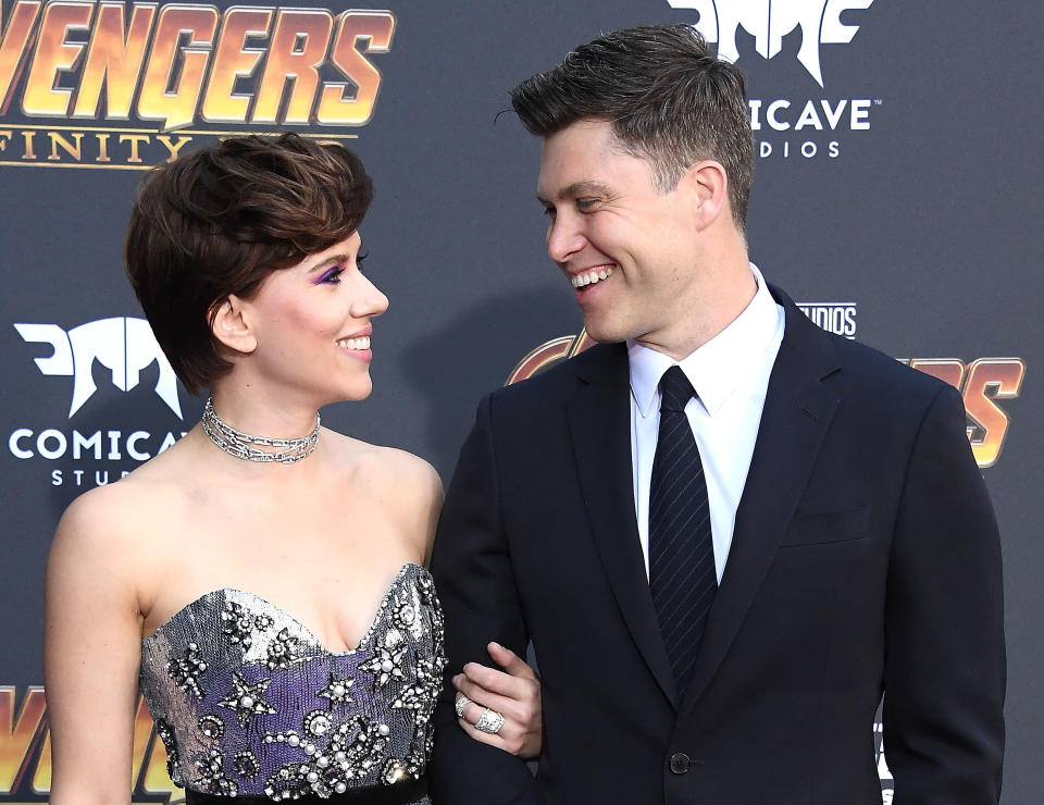 Scarlett Johansson and Colin Jost pose on the purple carpet. (Getty Images)