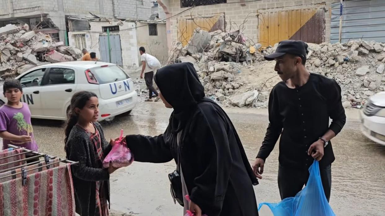 Rami Kassem, the owner of Javaroma in Yellowknife, sent the money to a woman in the city of Rafah who helped organize, prepare and distribute the meals. Kassem received these photos from her afterward. (Javaroma Gourmet Coffee & Tea/Facebook - image credit)