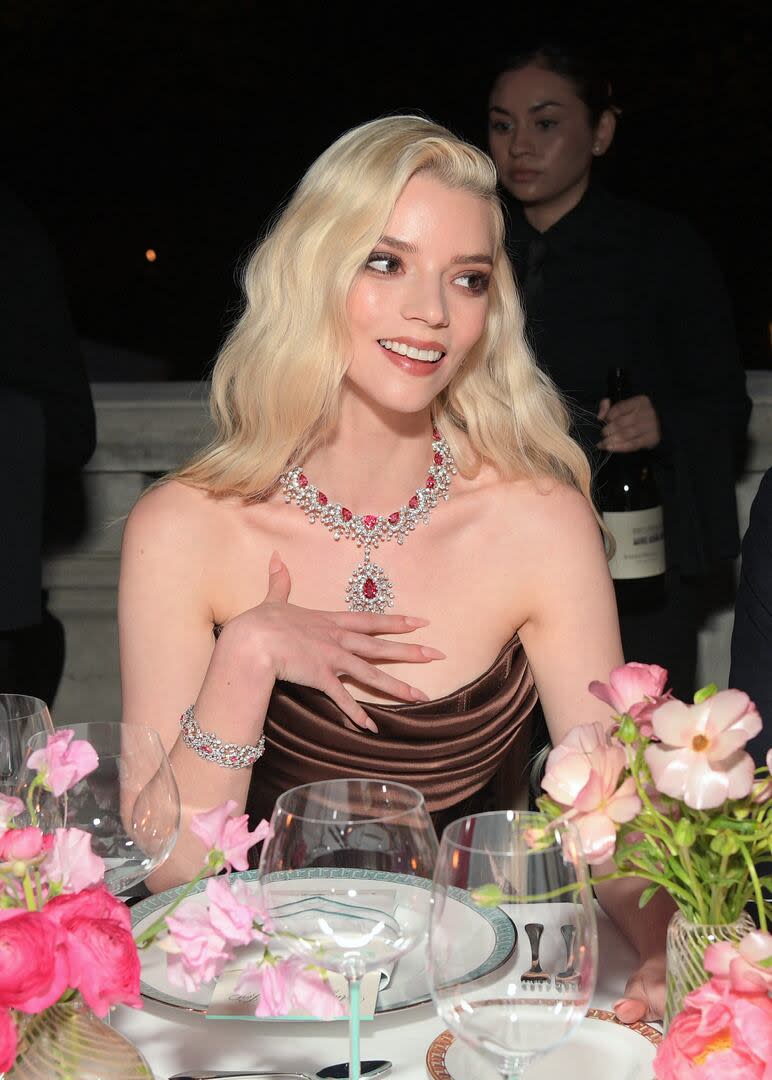 La actriz Anya Taylor-Joy volvió a impactar con su look. Esta vez, la protagonista de Duna - Parte 2 dijo presente en el lanzamiento de la colección Blue Book 2024 de Tiffany & Co. enfundada en un diseño en tono chocolate de Alta Costura de la colección Primavera 2024 de Hamda Al Fahim