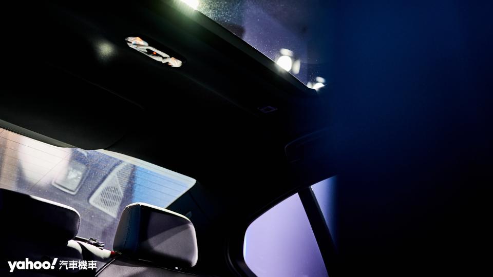 除了乘坐空間更加開闊舒適外，BMW全新5系列也首次採用全景玻璃車頂點綴車體並提供車內更好的天頂視野。