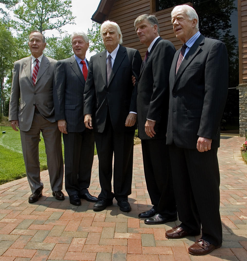 Former U.S. presidents George H.W. Bush, Bill Clinton and Jimmy Carter pose with Graham and his son Franklin Graham before the Billy Graham Library Dedication on the campus of the Billy Graham Evangelistic Association in Charlotte, North Carolina, on May 31, 2007.