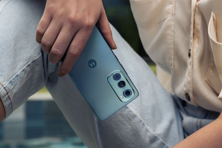 Motorola presentó en la Argentina el Moto Edge 30, un modelo muy parecido al Edge 30 Pro, pero con menor precio; mantiene las cámaras y ofrece una pantalla un poco más chica y un procesador más modesto