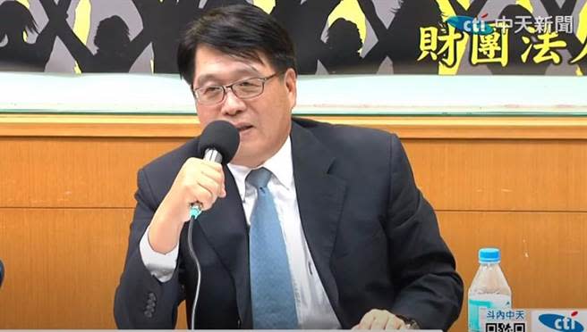 台灣民意基金會董事長游盈隆指出，未來一個月將是藍白合作的最後階段。(翻攝自中天新聞YouTube)
