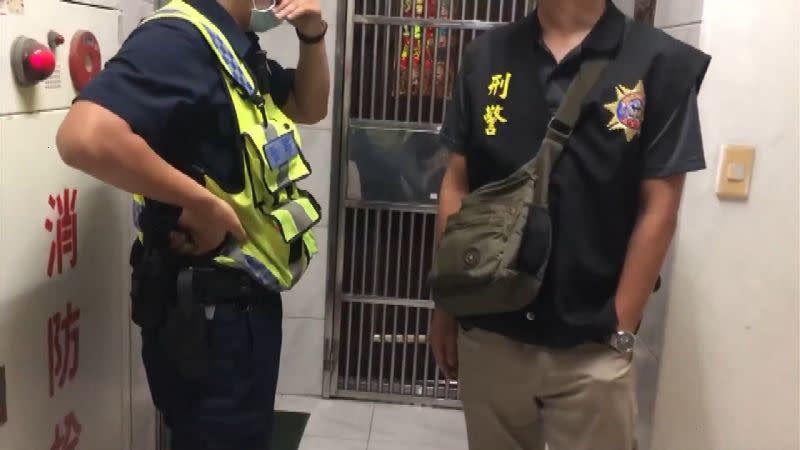 大批員警封鎖民宅在屋內進進出出，因為一名3歲男童突然在保母家意外猝死。