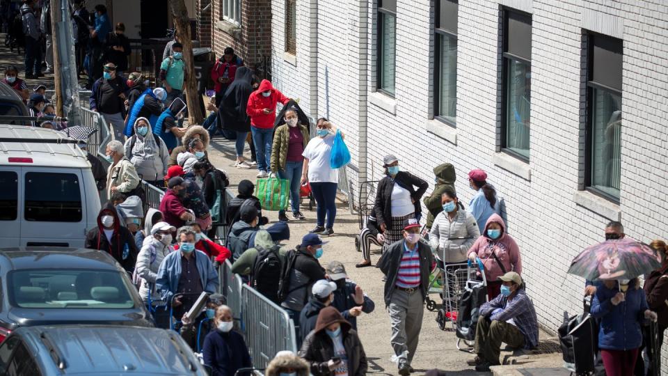 Menschen stehen Schlange vor einer Lebensmittelausgabe für Bedürftige im New Yorker Stadtteil Brooklyn. Seit Mitte März haben in den USA Millionen Menschen zumindest zeitweise ihren Job verloren.