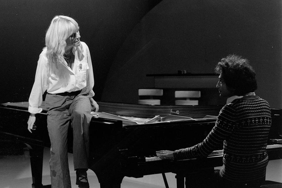 France Gall n’aura de cesse de ramener à la vie Michel Berger en chansons, de l’album <em>France</em> publié en 1995 à la comédie musicale <em>Résiste</em> vingt ans plus tard. Cet hommage sera le dernier de l'artiste, disparue en janvier 2018 à l’âge de 70 ans des suites de la récidive de son cancer. Nul doute que Michel Berger devait alors l'attendre aux portes du paradis blanc… (<em>Jean Pimentel/INA via Getty Images</em>)