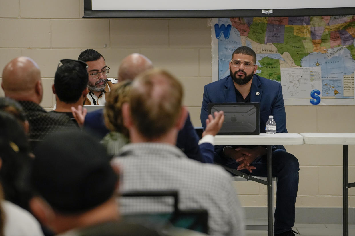 Pedro Matos, abogado, escucha una pregunta durante una sesión informativa sobre inmigración en el Centro Comunitario Hope en Apopka, Florida, el 16 de junio de 2023. (Jacob M. Langston/The New York Times)
