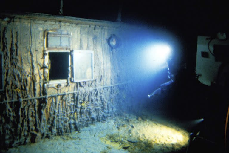 En esta imagen facilitada por la Institución Oceanográfica Woods Hole, un vehículo submarino a distancia examina una ventana abierta del Titanic a 3,8 kilómetros bajo la superficie del océano, a 640 kilómetros de la costa de Terranova, Canadá, en 1986.