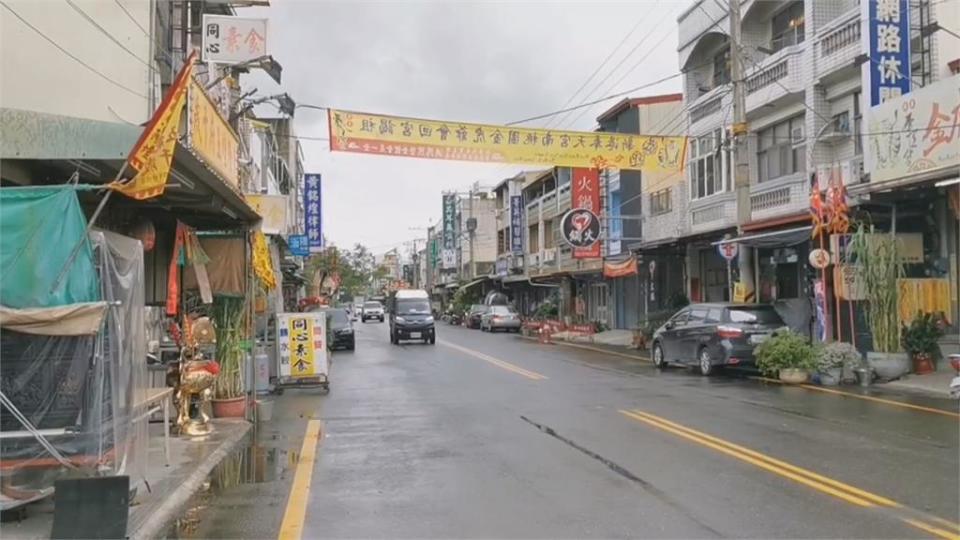 獼猴下山鬧區出沒　爬電線過馬路　與人類的距離越來越近