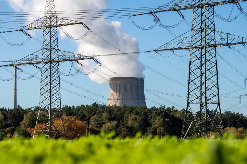 Unter anderem das Atomkraftwerk im Emsland soll weiterbetrieben werden. - Copyright: picture alliance/dpa | Sina Schuldt