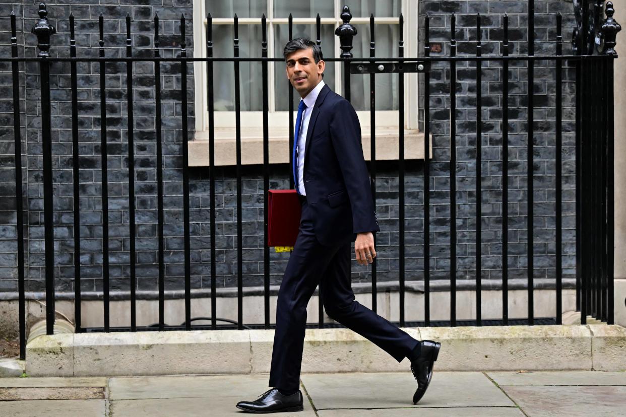 Le Premier ministre britannique Rishi Sunak, photographié à sa sortie du 10 Downing Street dans le centre de Londres le 20 mars 2024. 
