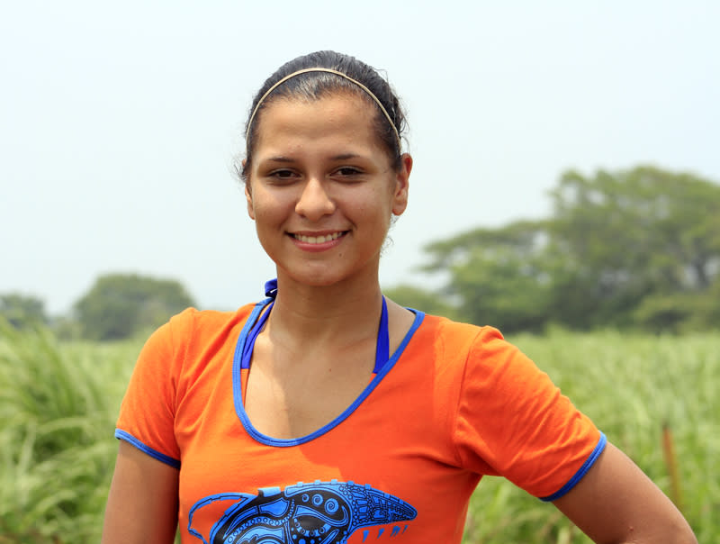 SANDRA VICTORIA MENDOZA A sus 18 años es una joven abierta, colaboradora y bondadosa, pero poco tolerante con la gente atrevida y floja. Ha sido subcampeona nacional, campeona departamental y regional con la selección Magdalena de Karate, lo que la hace sentir que tiene una ventaja sobre sus adversarios en el Desafío.  Sandra consigue todo lo que se propone y sueña con terminar sus estudios y pertenecer a la Selección Colombia de Karate.