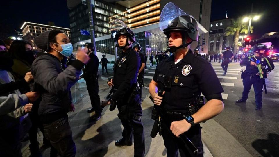 Enfrentamientos entre manifestantes y policías.