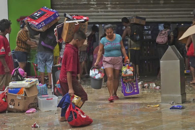 La gente saquea una tienda de comestibles después de que el huracán Otis arrasara Acapulco