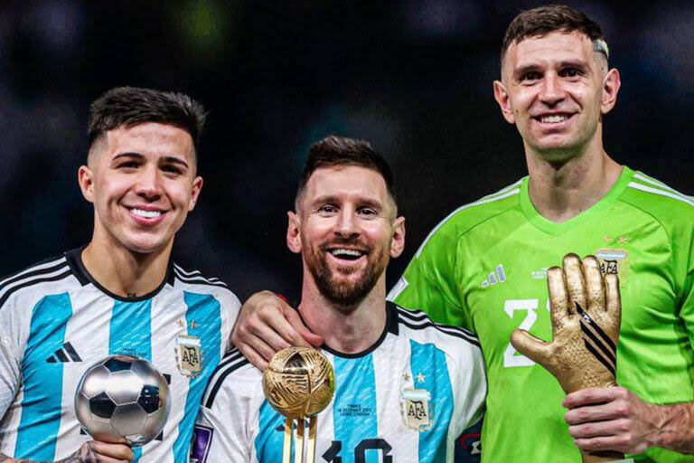 Enzo Fernández, Lionel Messi y Dibu Martínez, tres de los premiados individualmente tras la coronación en Qatar 2022