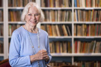 ARCHIVO - Ellen Burstyn posa en la Biblioteca Paul Newman en el Actors Studio en Nueva York, el 28 de septiembre de 2019. Burstyn interpreta a una mujer obligada a pasar un tiempo en un hogar para ancianos en la película de próximo estreno "Queen Bees". (Foto por Charles Sykes/Invision/AP, Archivo)