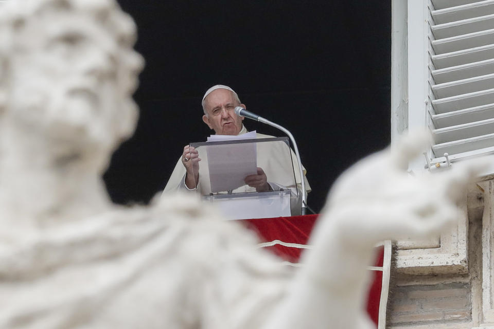 El papa Francisco ofrece un discurso mientras recita la plegaria del Angelus desde su ventana en su estudio con vistas a la Plaza de San Pedro en el Vaticano, el domingo 30 de agosto de 2020. (AP Foto/Andrew Medichini)