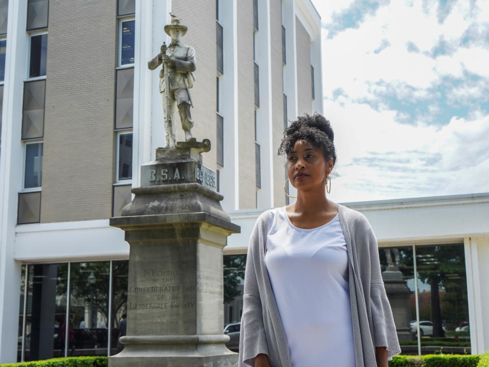 Camille Bennett posa en Florence, Alabama, junto a la estatua Eternal Vigil, dedicada a los soldados confederados, que ella propone sea reubicada de la plaza de la corte del condado a un cementerio cercano. (Reuters)