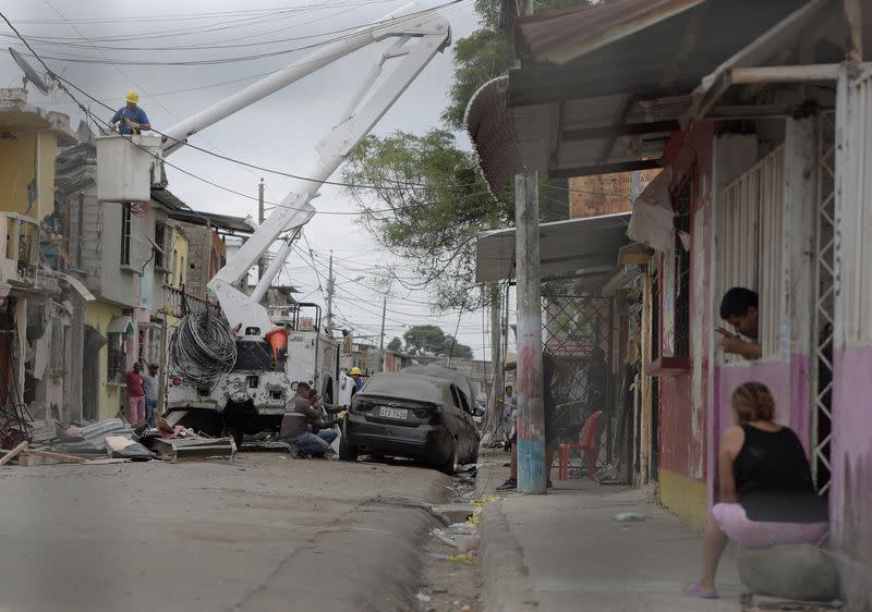 An explosion destroys several homes and vehicles in Guayaquil