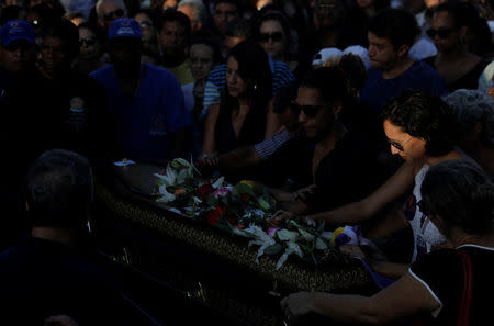 Relatives and friends react over the coffin of Rio de Janeiro's city councillor Marielle Franco, 38, who was shot dead, during her burial in Rio de Janeiro, Brazil March 15, 2018. REUTERS/Ricardo Moraes