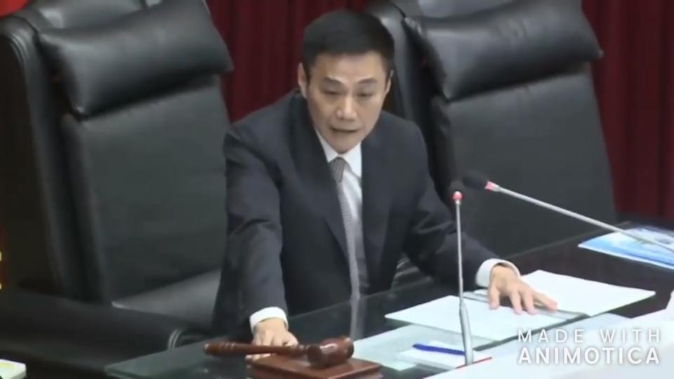 國民黨籍高雄市議會議長許崑源在議會中對李永癸表示：「千萬要記得，警察不是跟著一個特定政黨的人士而已，警察是全高雄市民的，不是特定跟著一個市長或跟著一個政黨的，現在韓（國瑜）市長在做市長了，我也希望你們（全體警員）能夠比較自愛。」   圖：翻攝自打馬悍將粉絲團臉書