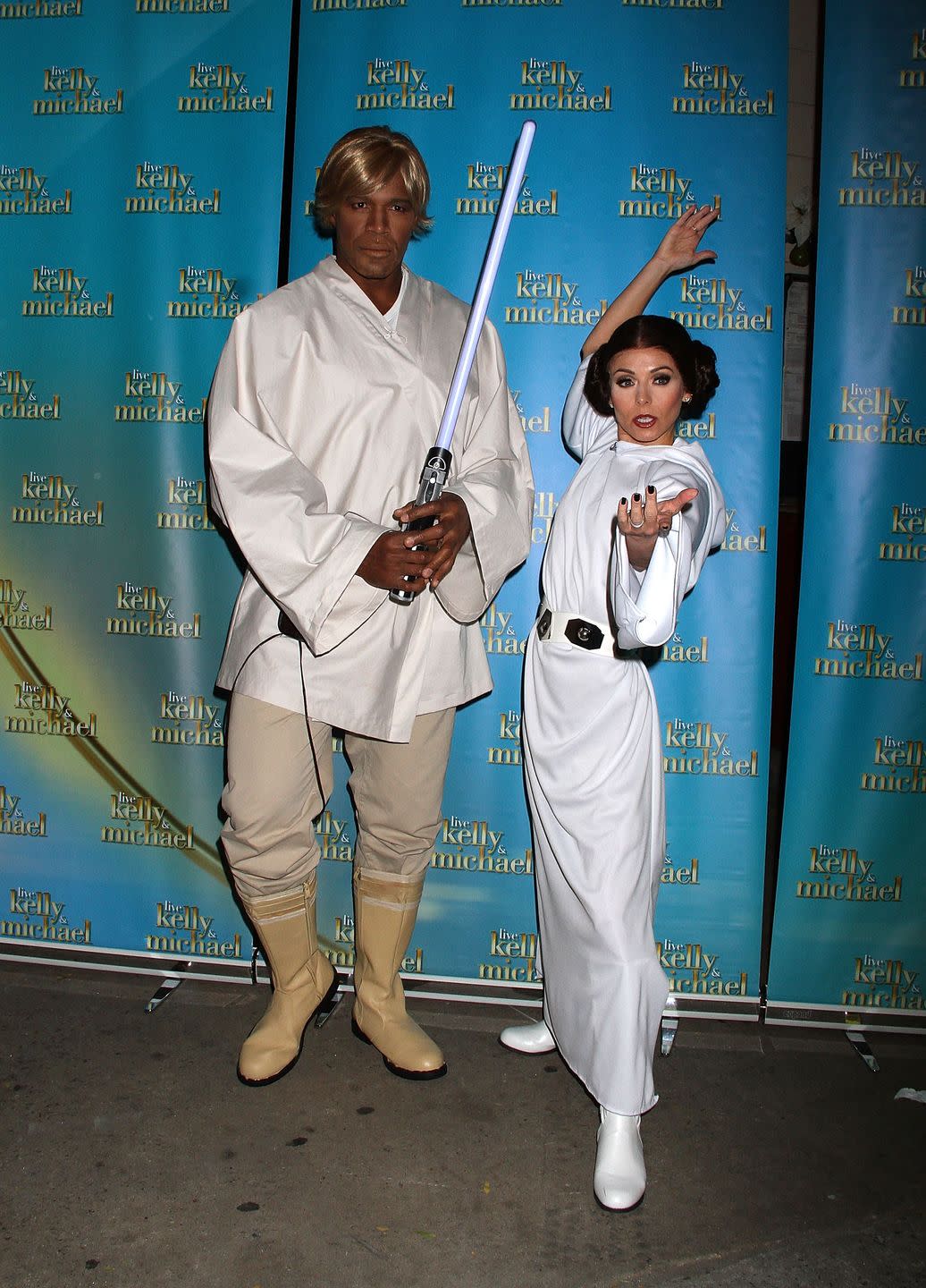 couples halloween costumes luke skywalker and princess leia from 'star wars'