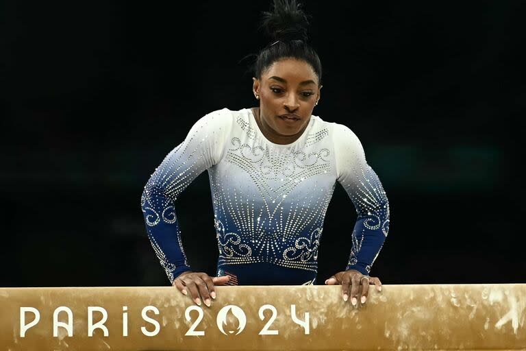 Tras la caída, Simone Biles vuelve a subir a la viga