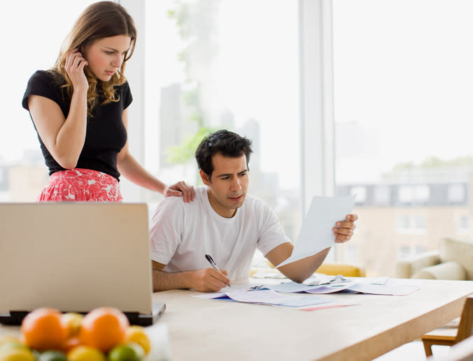 Las parejas saludables también discutirían por el manejo de sus finanzas. – Foto: Paul Bradbury/Getty Images