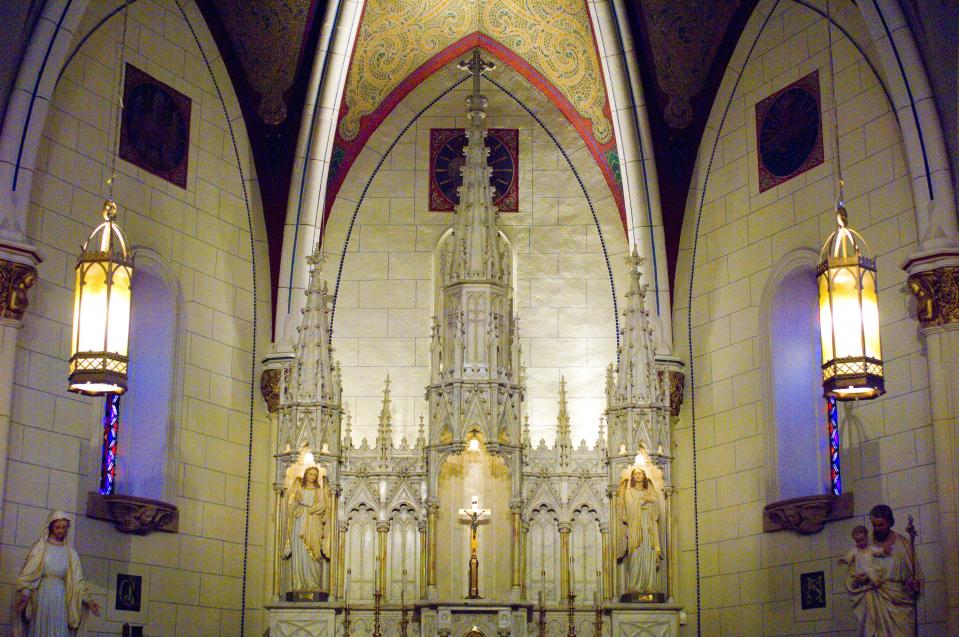 Loretto Chapel (Santa Fe, New Mexico)
Modeled after Sainte-Chapelle in Paris, this intimate Gothic-style chapel in downtown Santa Fe features the often-photographed, free-standing circular Miraculous Staircase.