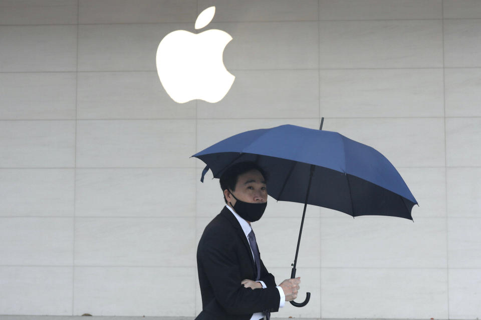 Muž prechádza okolo obchodu Apple v Taipei, Taiwan 20. októbra 2020. Snímka bola urobená 20. októbra 2020. REUTERS/Ann Wang