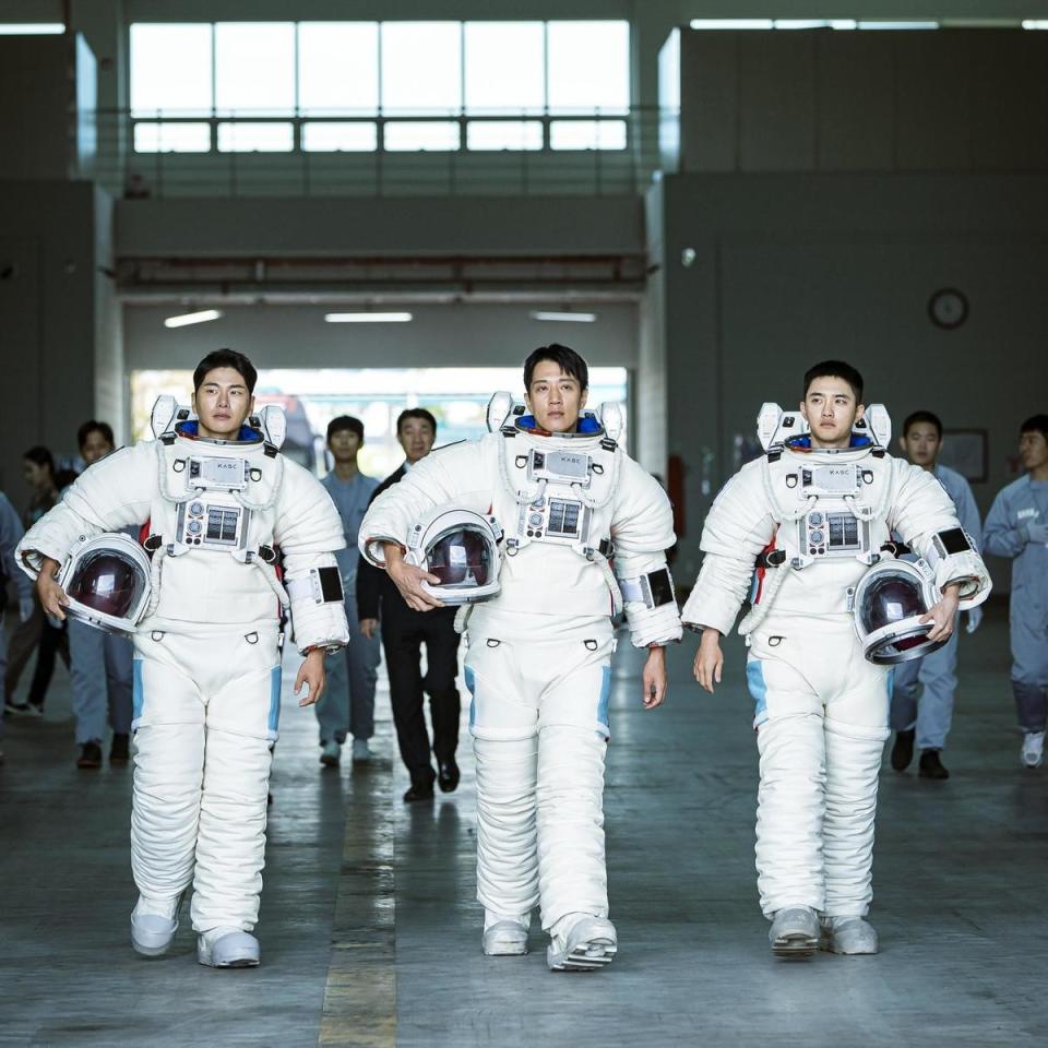 都敬秀（右起）、金來沅和李伊庚一起挑戰登月任務。（車庫娛樂提供）
