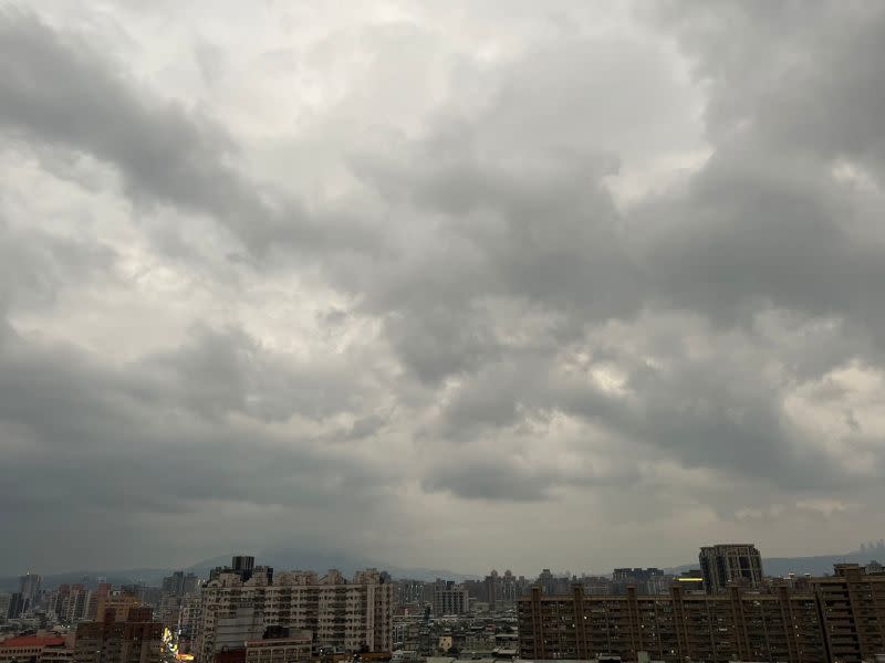 ▲明（26）天受華南雲雨帶、東北季風持續影響，中部以北地區仍是降雨熱區，並且中南部地區可能會有春雷發生。（圖／記者張志浩攝）