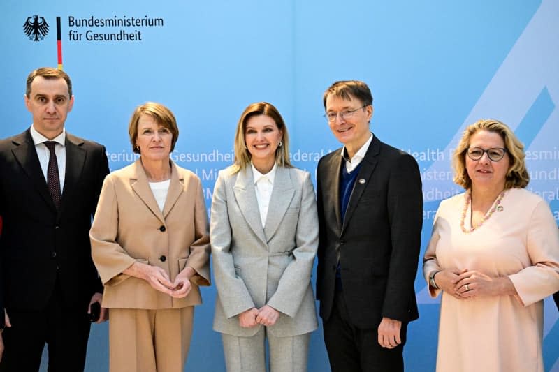 (L-R) Viktor Lyashko, Minister of Health of Ukraine, Elke Buedenbender, wife of President Steinmeier, Olena Zelenska, First Lady of Ukraine, Karl Lauterbach, Germany's Minister of Health and Svenja Schulze, Germany's Minister for Economic Cooperation and Development, stand together for a group photo before a discussion on a closer partnership between Germany and Ukraine at the Federal Ministry of Health. Tobias Schwarz/afp Pool/dpa