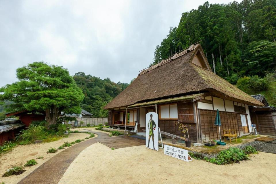 周邊可走逛與幕末偉人坂本龍馬齊名「土佐四天王」之一的吉村虎太郎宅故居。