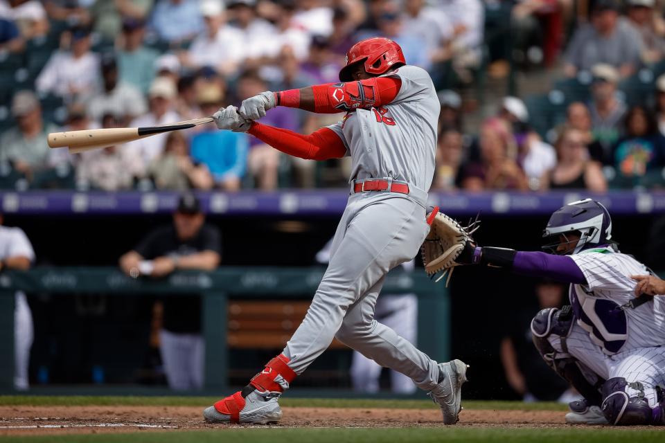 Jordan Walker rompe su bate, pero aun así se las arregla para golpear la pelota lo suficientemente fuerte como para atravesar el cuadro interior y conectar un sencillo contra los Rockies, extendiendo su racha de hits en la apertura de su carrera a 12 juegos.