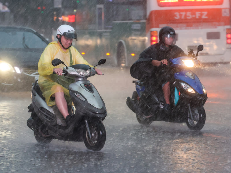 西南風影響  北市午後突降大雨（圖／中央社）