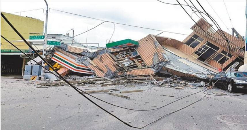 台灣進入地震活躍期，圖為花蓮玉里一棟3層樓房倒塌。（圖／報系資料照）