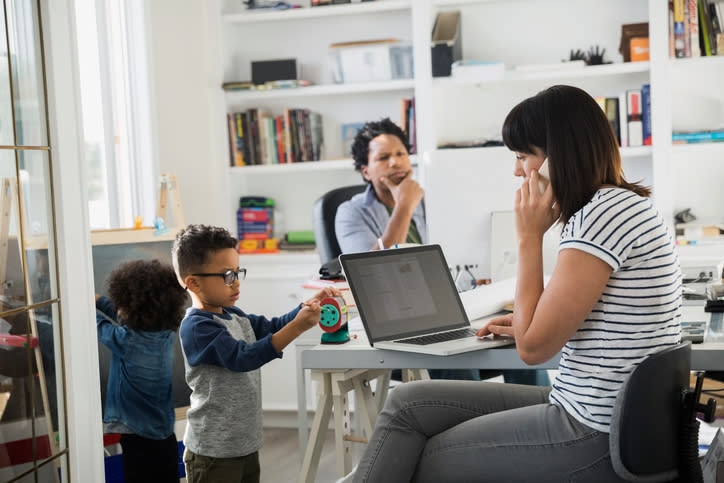 Trabajar desde casa podría dejarte buenos billetes, con estos empleos. – Foto: Hero Images/Getty Images