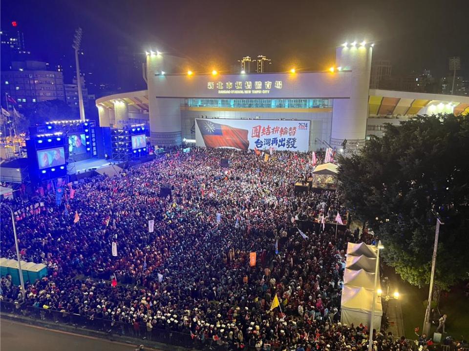 國民黨今晚在板橋第一運動場舉辦選前之夜，現場群眾大爆滿。（資料照／王揚傑攝）