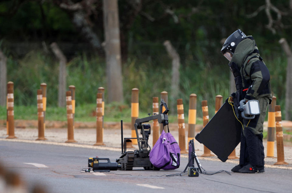 Equipe antibomba da Pol&#xed;cia Federal desarmou o artefato explosivo foi encontrado pr&#xf3;ximo do aeroporto de  Bras&#xed;lia, Brasil, 24 de dezembro de 2022. (Foto: REUTERS/Adriano Machado)