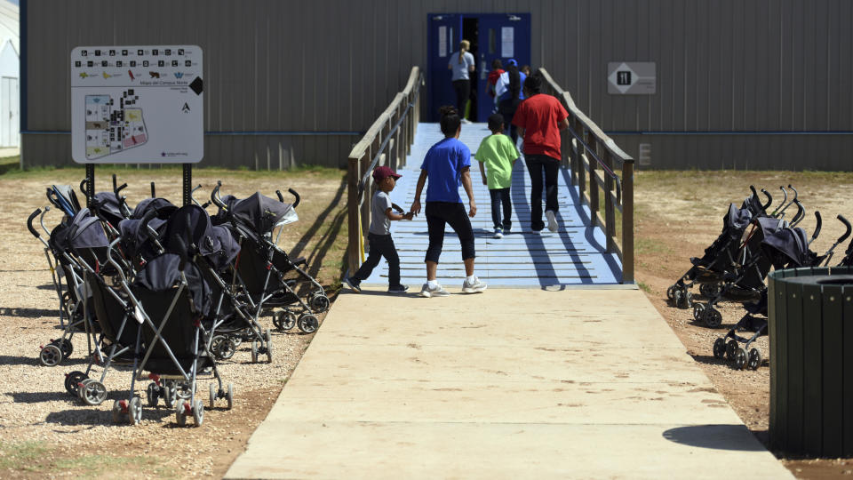 En esta fotografía del jueves 9 de agosto de 2018, facilitada por el Servicio de Control de Inmigración y Aduanas de Estados Unidos, inmigrantes ingresan en una instalación en el Centro Residencial Familiar del Sur de Texas en Dilley, Texas. En el lugar se encuentran 1.500 madres y sus hijos, y 10% son familias que fueron temporalmente separadas y después reunidas de nuevo cuando fue suspendida la “política de tolerancia cero” contra la inmigración ilegal. (Charles Reed/Servicio de Control de Inmigración y Aduanas de Estados Unidos vía AP)