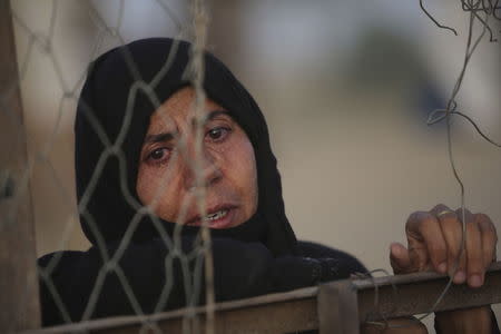 An Iraqi Sunni displaced woman, who fled the violence in the city of Ramadi, is seen on the outskirts of Baghdad, May 19, 2015. REUTERS/Stringer